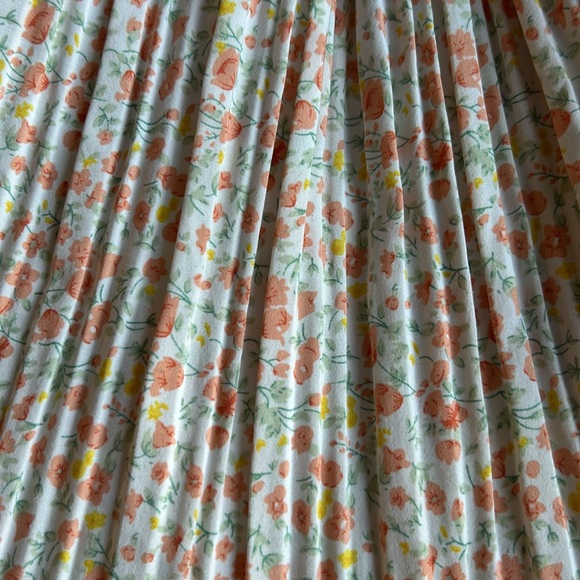 Gorgeous, floral, pleaded jumpsuit size medium - Picture 8 of 11